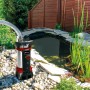 Einhell GE-DP 7035 N-A ECO Schmutzwasserpumpe am Gartenteich mit Schlauch.