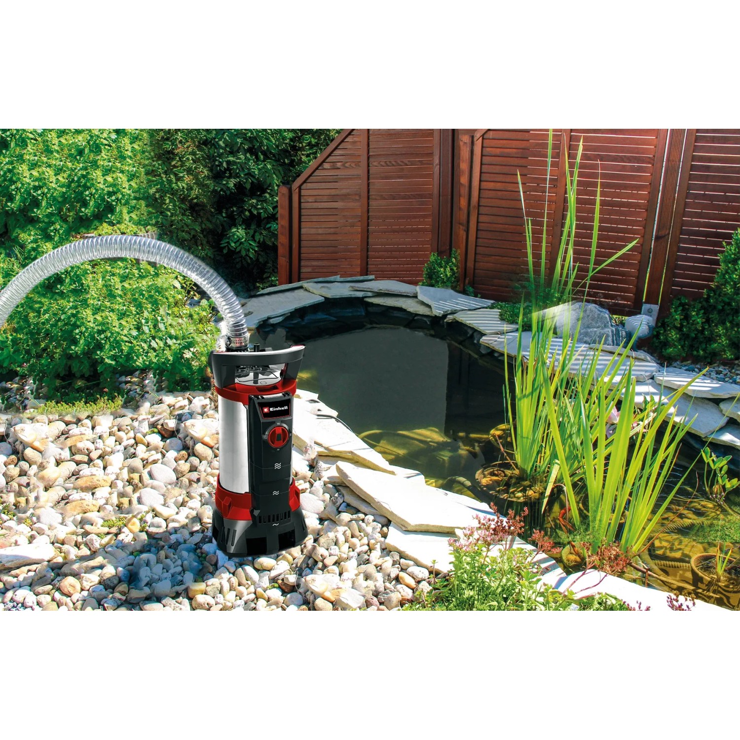Einhell GE-DP 7035 N-A ECO Schmutzwasserpumpe am Gartenteich mit Schlauch.