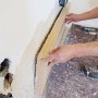 Anbringung einer Steico Holzfaser Dämmplatte Internal zur Innendämmung an einer Wand.