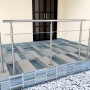 Edelstahl Geländer 220 cm mit 3 Querstäben, gebürstet, für Innen & Außen auf Fliesen.