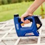 Rapid Akku-Tacker BTX530 in Aktion: Hand tackert Holzleiste. Ideal für Heimwerkerarbeiten.