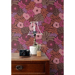 ESTAhome Vliestapete mit Blumen im Matisse-Stil in Rosa, Lila und Terrakotta auf einer Wand.
