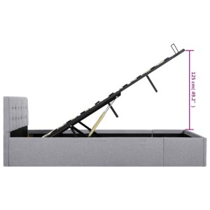 Hellgraues Stauraumbett (120x200 cm) mit hochgeklapptem Lattenrost für Betten & Matratzen.