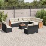 Schwarze 13-tlg. Garten-Sofagarnitur aus Poly Rattan mit cremefarbenen Kissen und Akazientisch.
