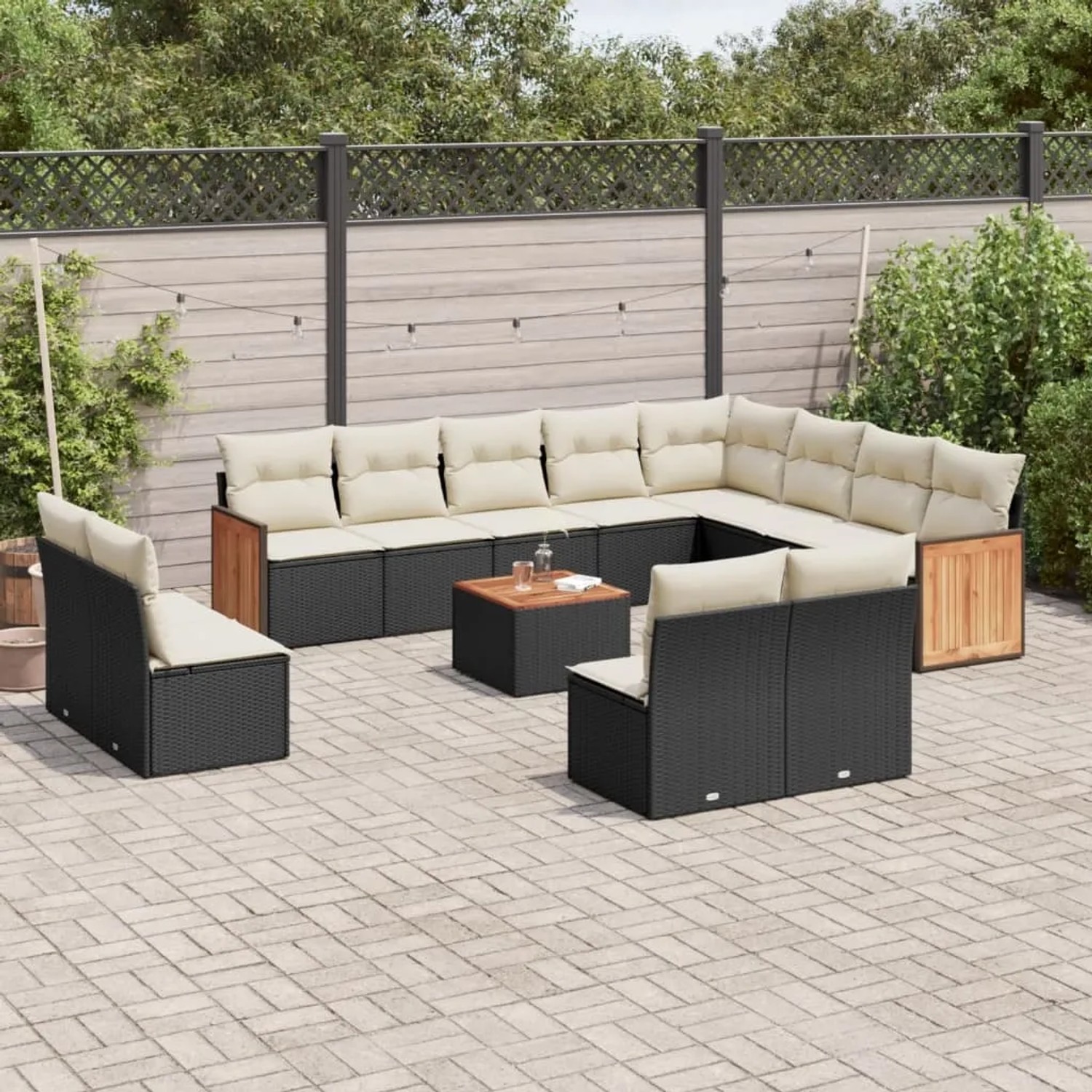 Schwarze 13-tlg. Garten-Sofagarnitur aus Poly Rattan mit cremefarbenen Kissen und Akazientisch.