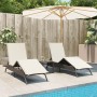 Braune vidaXL Sonnenliegen (2 Stk.) aus Poly Rattan mit cremefarbenen Auflagen am Pool.