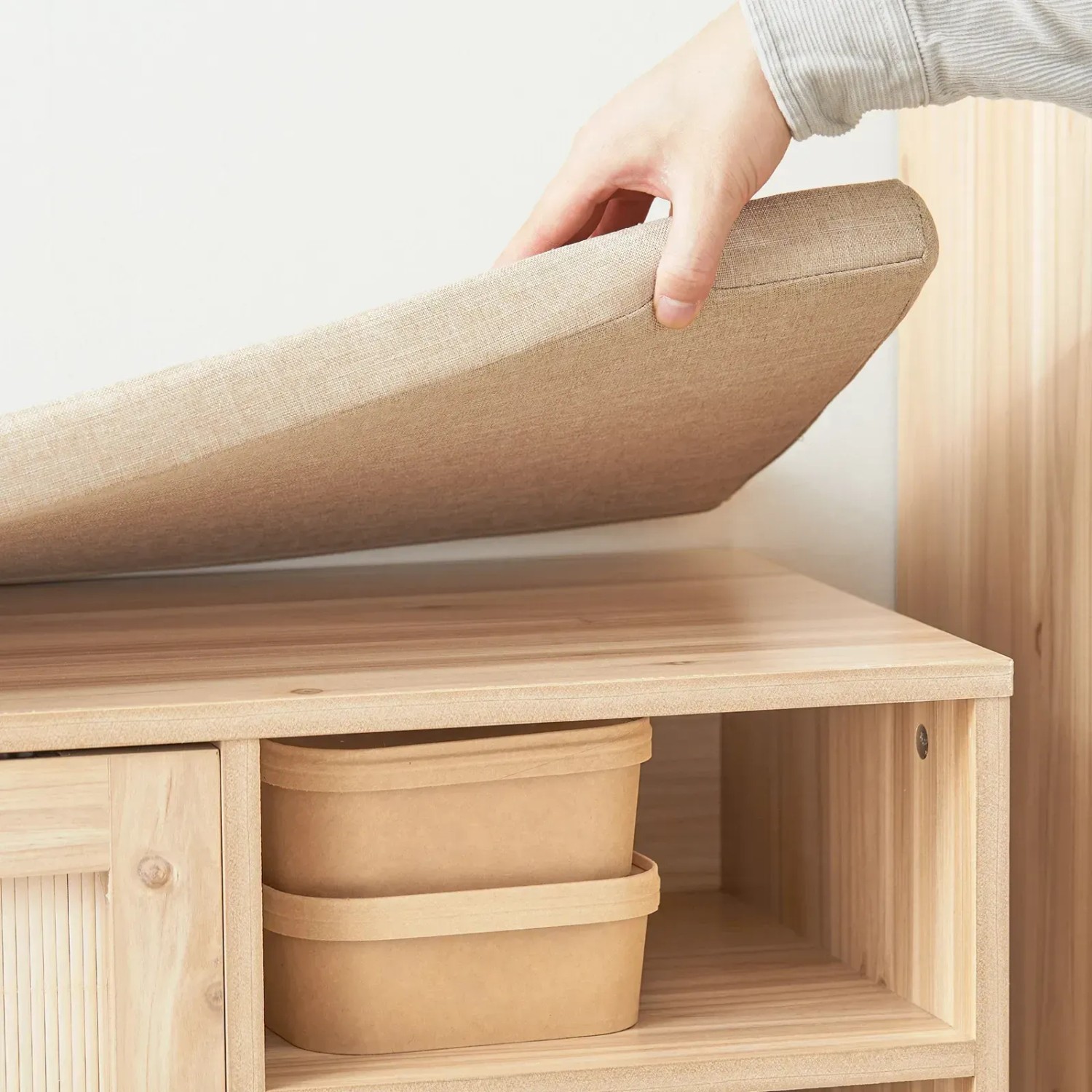 SoBuy Schuhbank FSR163-N mit Stauraum, Naturholz mit beigem Sitzkissen, offene Ansicht.