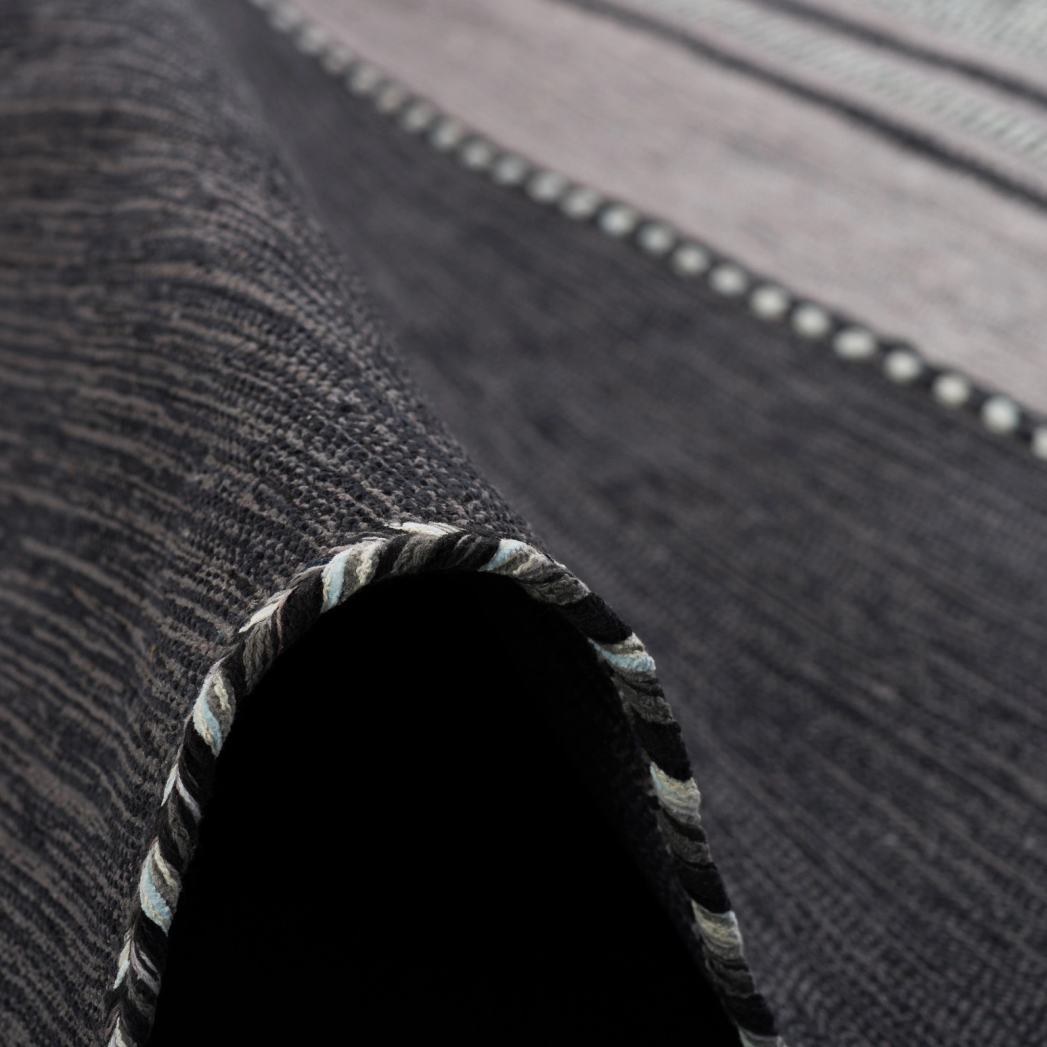 Detailaufnahme: Anthrazitfarbener Pergamon Kelim Teppich Navarro, handgewebt, 120x180cm.