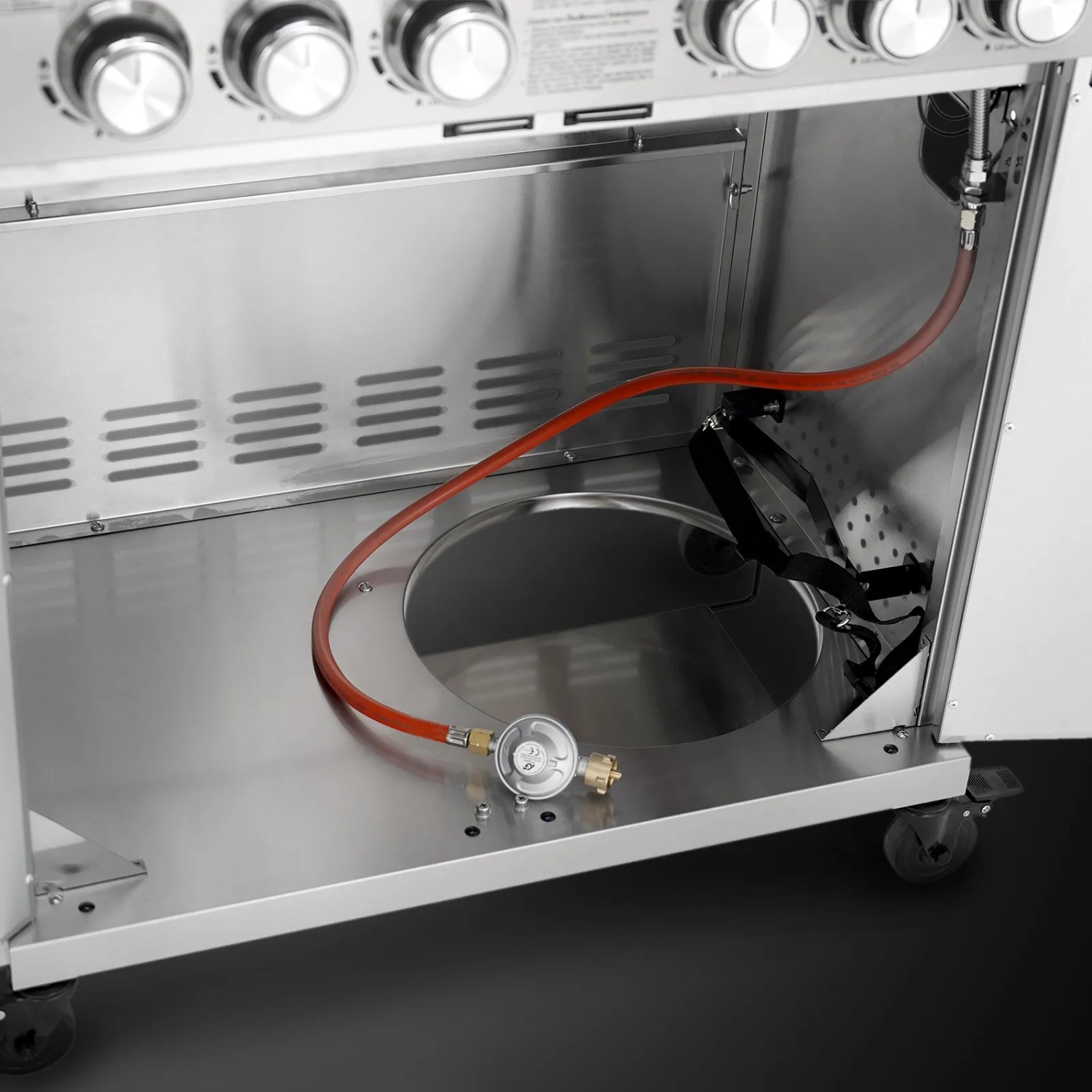 Innenraum des Taino Platinum Yamara 4+2 Gasgrills aus Edelstahl mit Gasflasche und Zubehör.