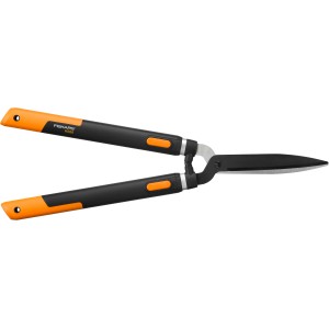Fiskars SmartFit HS86 Teleskop-Heckenschere mit schwarzen Griffen und orangen Akzenten.