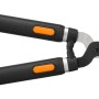 Fiskars SmartFit HS86 Teleskop-Heckenschere mit schwarzen Griffen und orangen Akzenten.