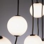 Paulmann LED-Lichterkette Naima Plug & Shine Basisset mit weißen Lichtkugeln, an einem Ast hängend. Warmweißes Licht.