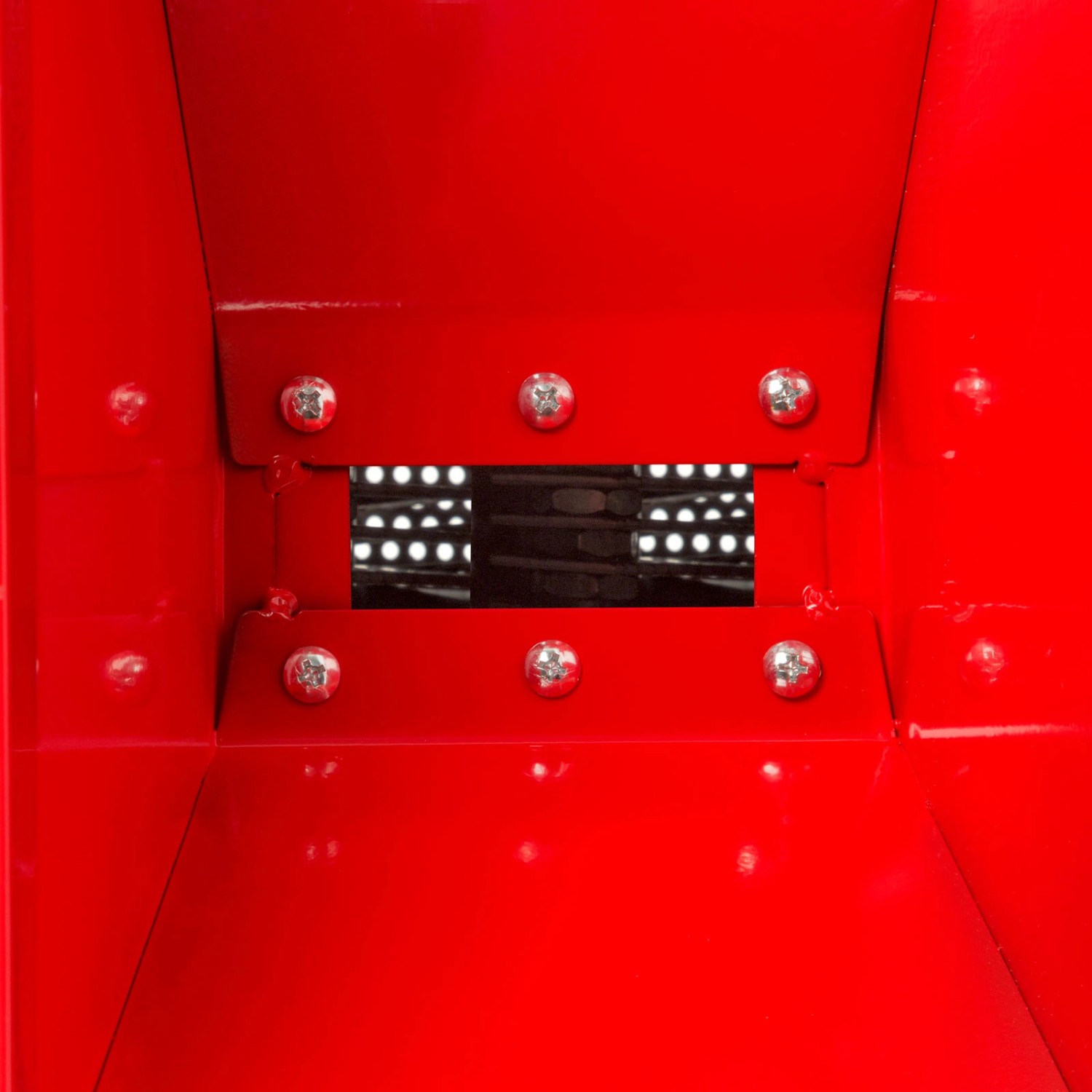 Detailaufnahme der roten EBERTH Getreidemühle mit Siebeinsatz. Ideal zum Schroten von Getreide.