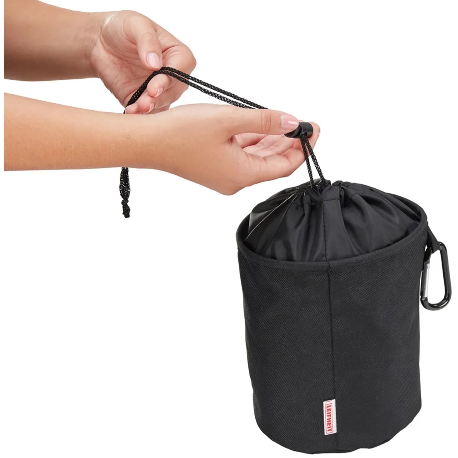 Leifheit Wäscheklammerbeutel in Schwarz mit Zugband und Karabinerhaken.