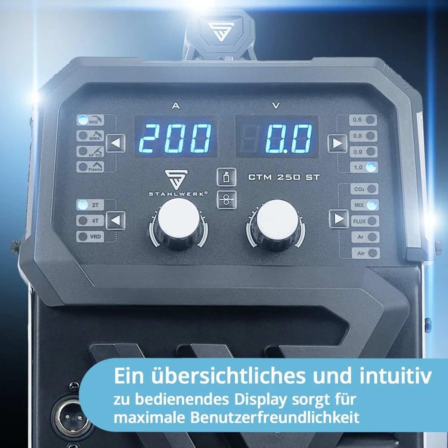 Bedienfeld des STAHLWERK CTM 250 ST Kombi Schweißgeräts. Digitale Anzeigen, Drehknöpfe & Tasten für WIG, MIG/MAG, MMA, Plasma.