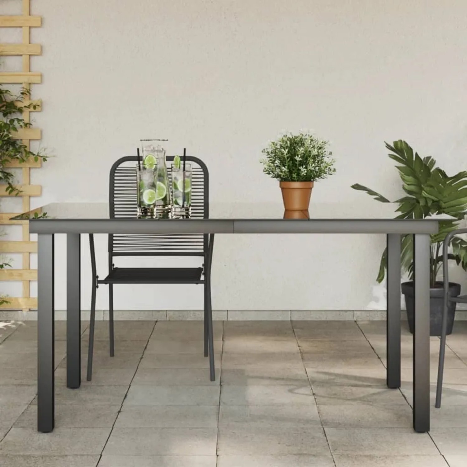 Schwarzer vidaXL Gartentisch (150x90 cm) mit Glasplatte und Aluminiumgestell.
