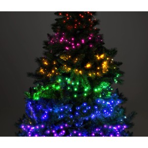 Mehrfarbige Lichterkette mit 800 LEDs (16 m) an einem Weihnachtsbaum.