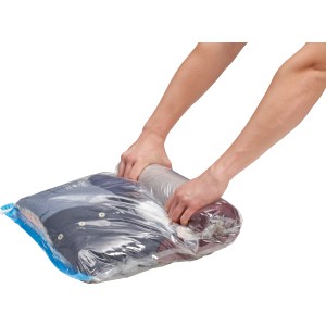 Vakuum-Kleiderrolle in Verwendung: Hände rollen transparente Rolle mit Kleidung zusammen, für platzsparende Aufbewahrung.