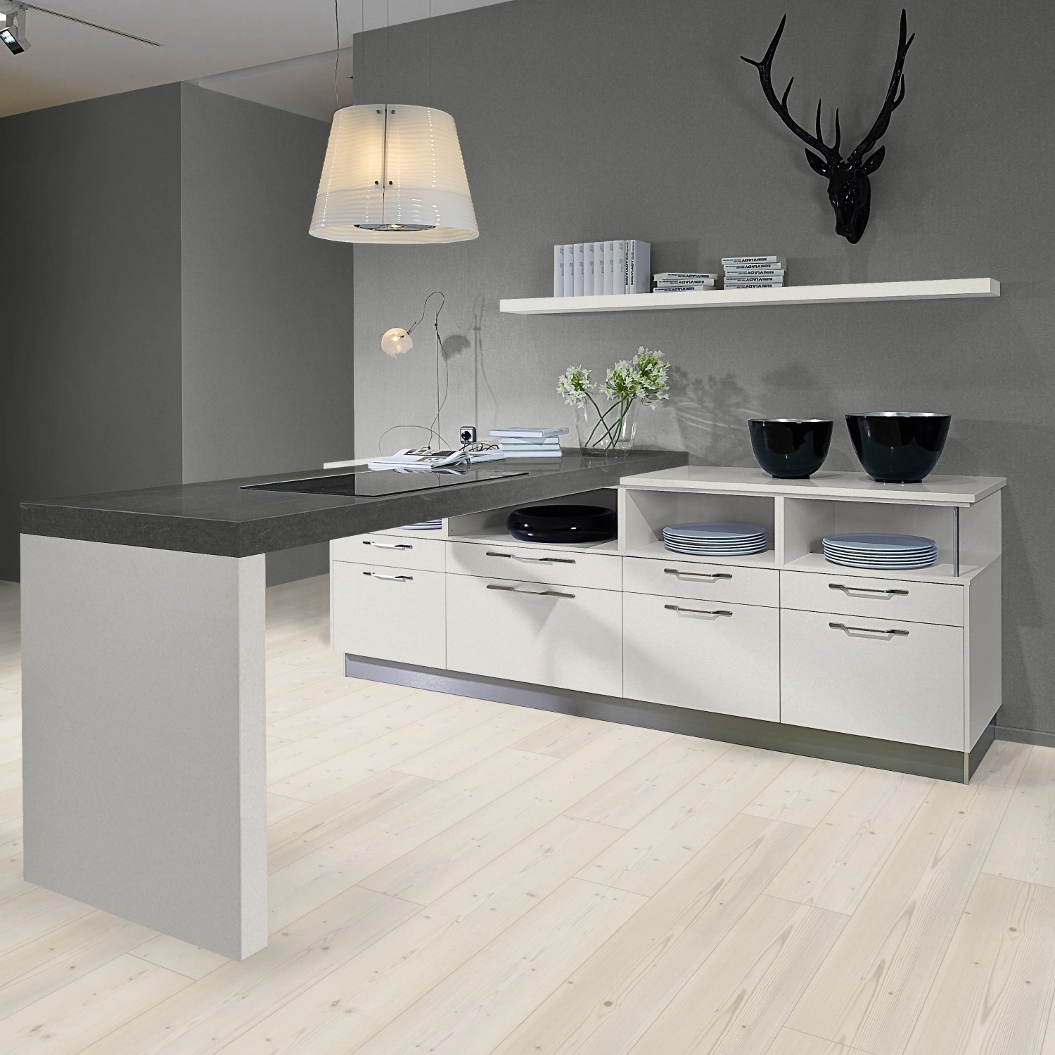 Kaindl Arbeitsplatte Torreano Anthrazit in moderner Küche mit weißer Küchenzeile und Dekoration.