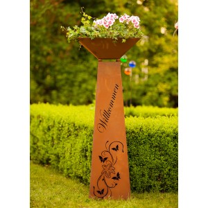 Ferrum Art Design Deko-Säule Trapez Lilie Willkommen, Edelrost-Optik, bepflanzt mit Blumen.