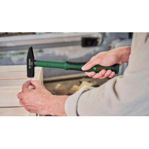 Bosch Schlosserhammer (300 g) im Einsatz beim Einschlagen eines Nagels.