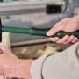 Bosch Schlosserhammer (300 g) im Einsatz beim Einschlagen eines Nagels.