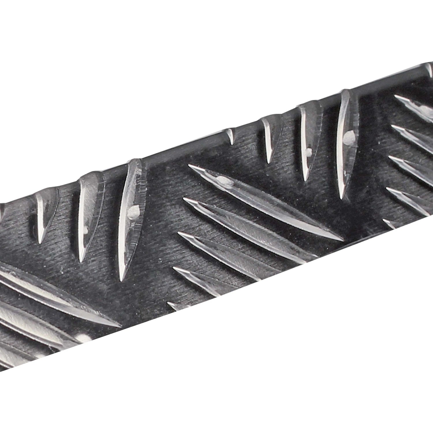 Nahaufnahme eines silbernen, gleichschenkligen Arcansas Winkelprofils aus Aluminium (40x40x1 mm).