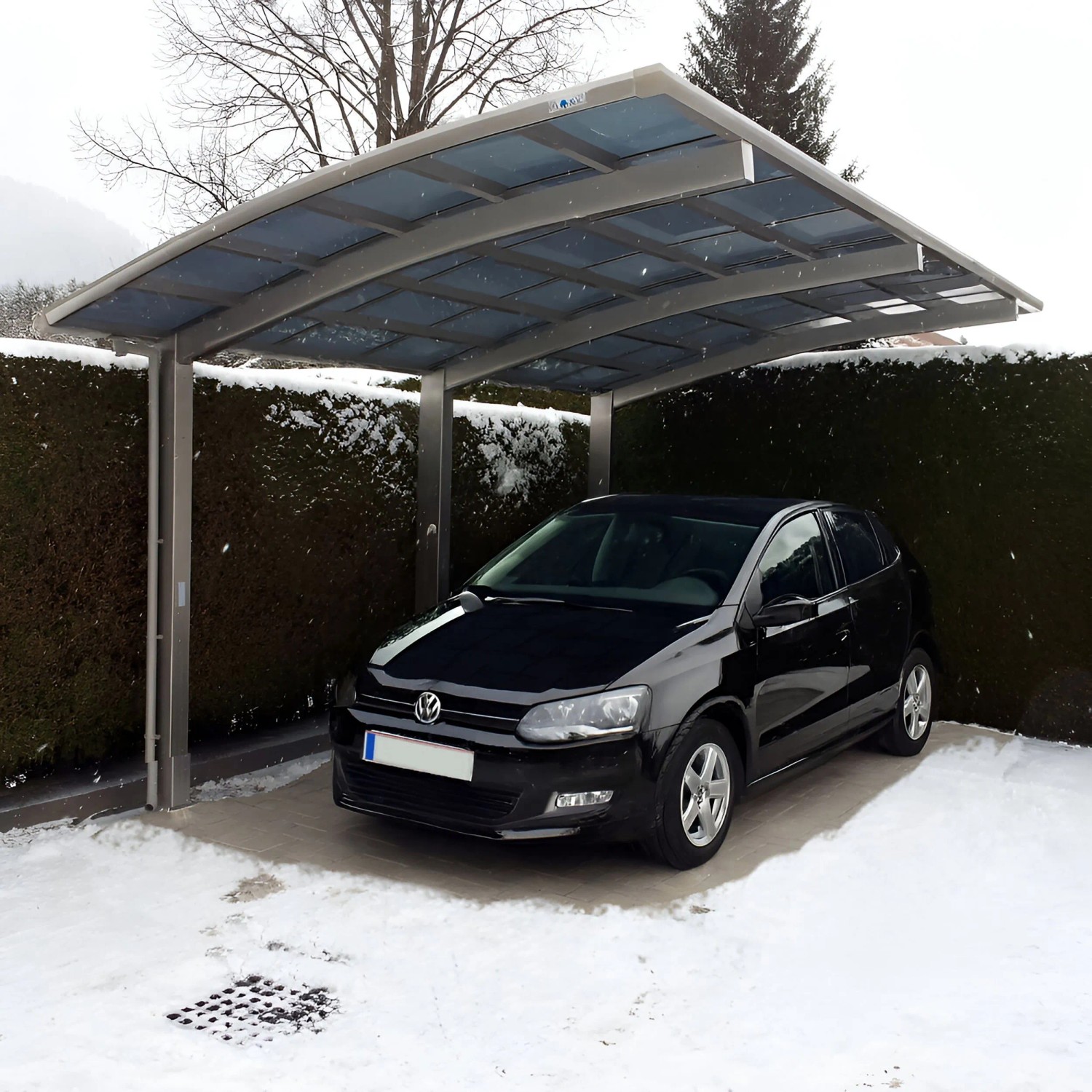 Ximax Carport Portoforte-110 im Edelstahl-Look mit Auto im Winter.