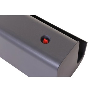 Detailaufnahme: Anthrazitfarbener Vivanno Balkonkasten Classico mit rotem Wasserstandsanzeiger.