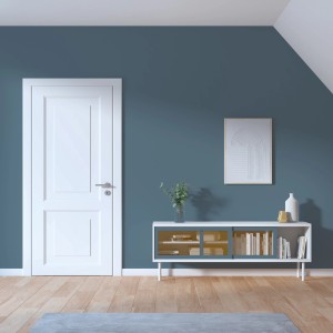 Wohnraum mit marineblauer Wandfarbe „Fiete“ von CREATE! by OBI, Tür und Kommode.