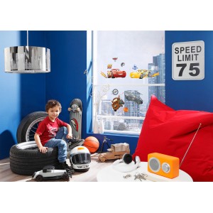 Komar Fenstersticker Cars 3 im Kinderzimmer, selbstklebend und ablösbar.