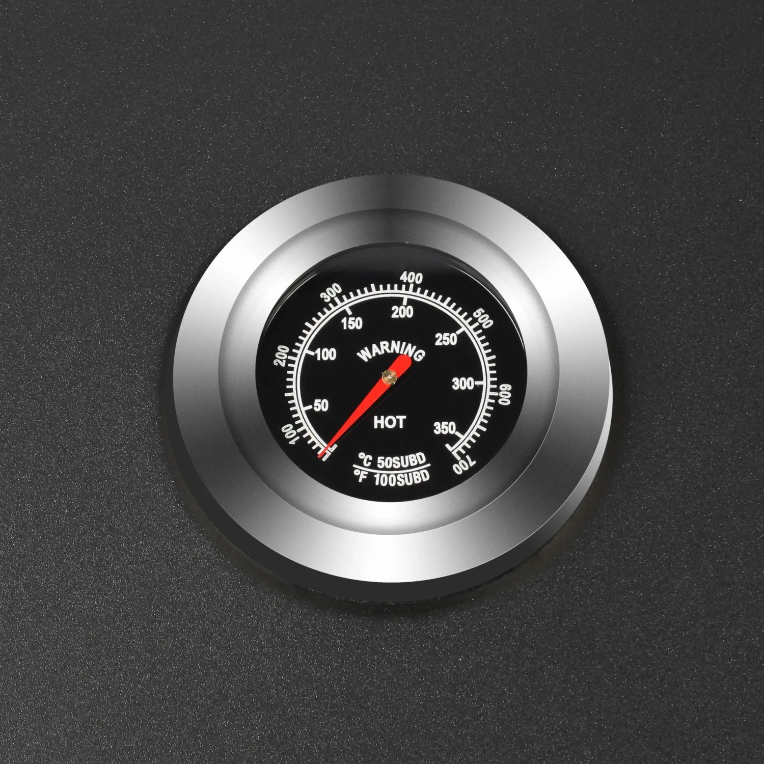 Detailaufnahme des Thermometers am EL Fuego Pizzaaufsatz. Grillutensil mit Temperaturanzeige.