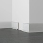 Graue System 9 Kernsockelleiste (60x14x2550 mm) an einer Wand montiert.