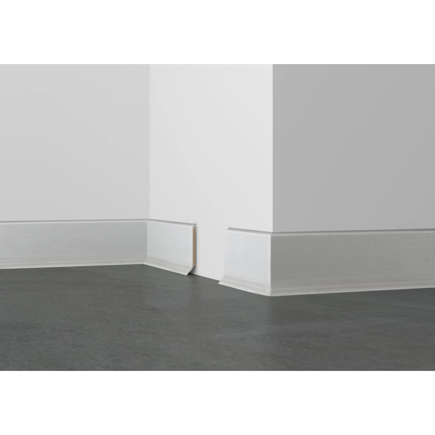 Graue System 9 Kernsockelleiste (60x14x2550 mm) an einer Wand montiert.