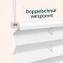Nahaufnahme eines weißen Verdunkelungsplissees mit verspannter Doppelschnur und feinem Glattgewebe.