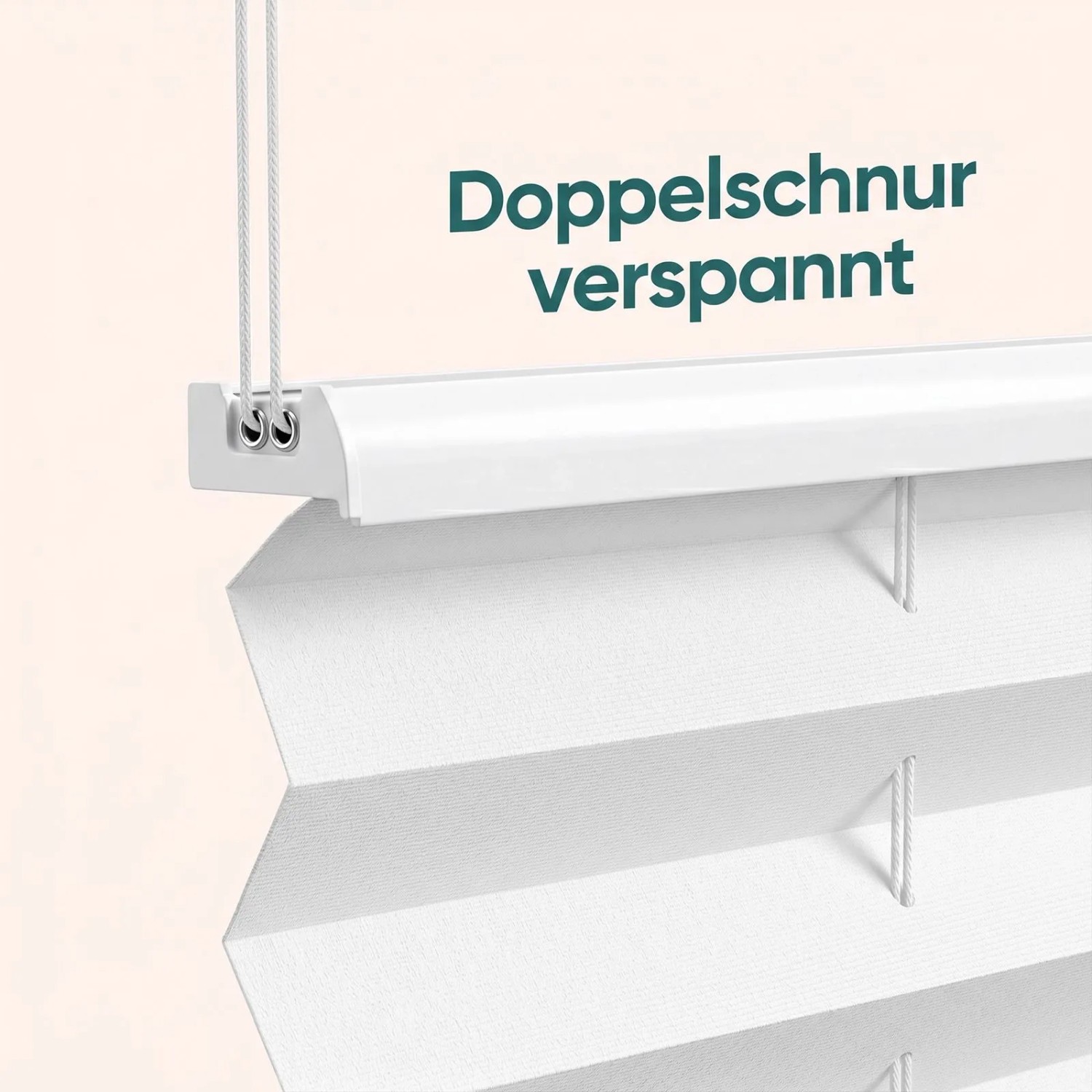 Nahaufnahme eines weißen Verdunkelungsplissees mit verspannter Doppelschnur und feinem Glattgewebe.