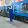 Graue KARAT Anti-Ermüdungsmatte Softer-Work-Mat unter Arbeiter an Maschine.