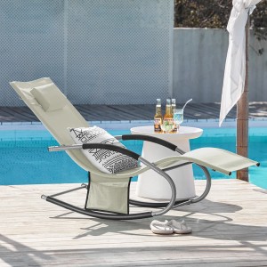 Beige SoBuy Sonnenliege mit Metallgestell und Tasche am Pool.