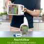 Bona Stein-, Fliesen- und Laminatreiniger Nachfüllkanister beim Nachfüllen einer Sprühflasche.