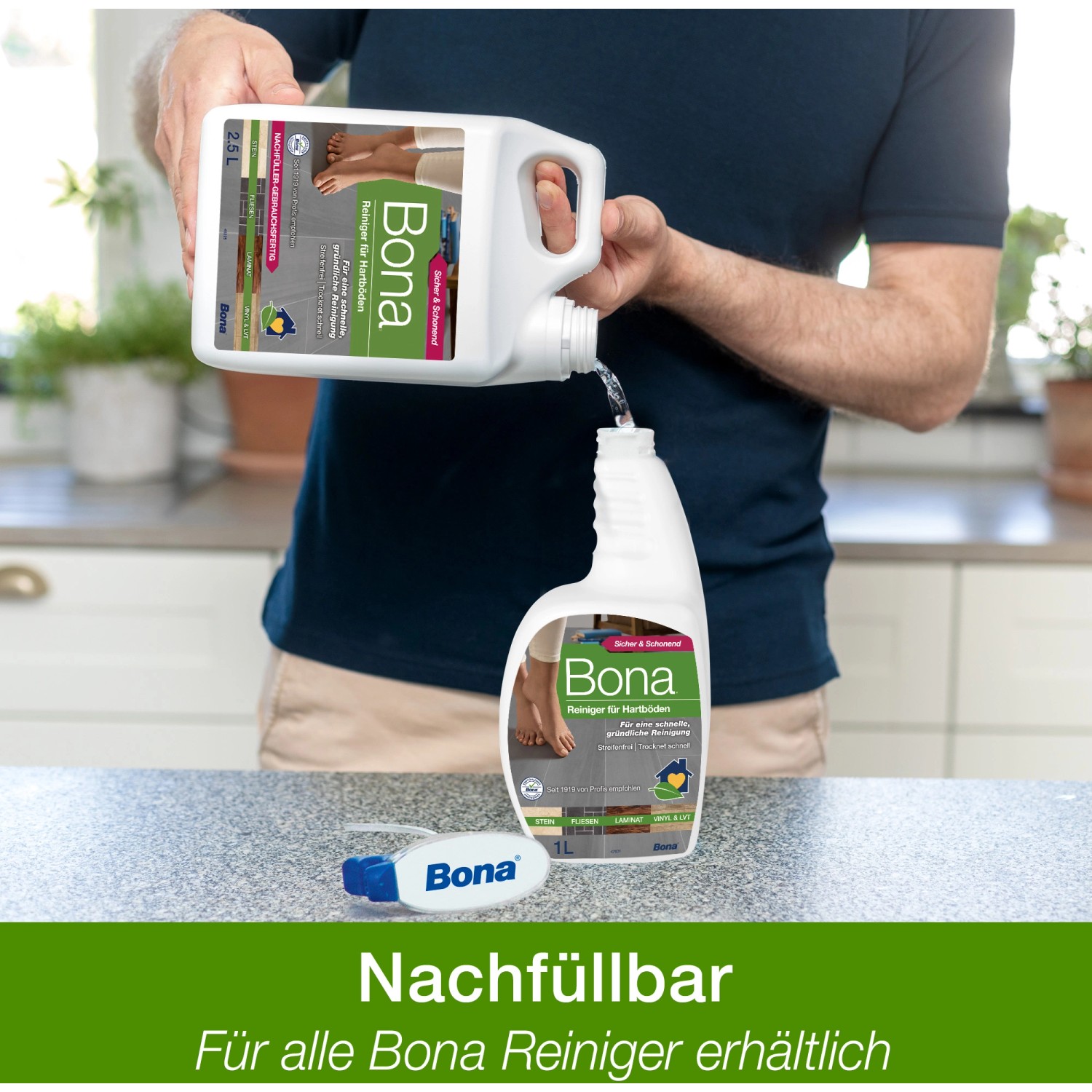 Bona Stein-, Fliesen- und Laminatreiniger Nachfüllkanister beim Nachfüllen einer Sprühflasche.