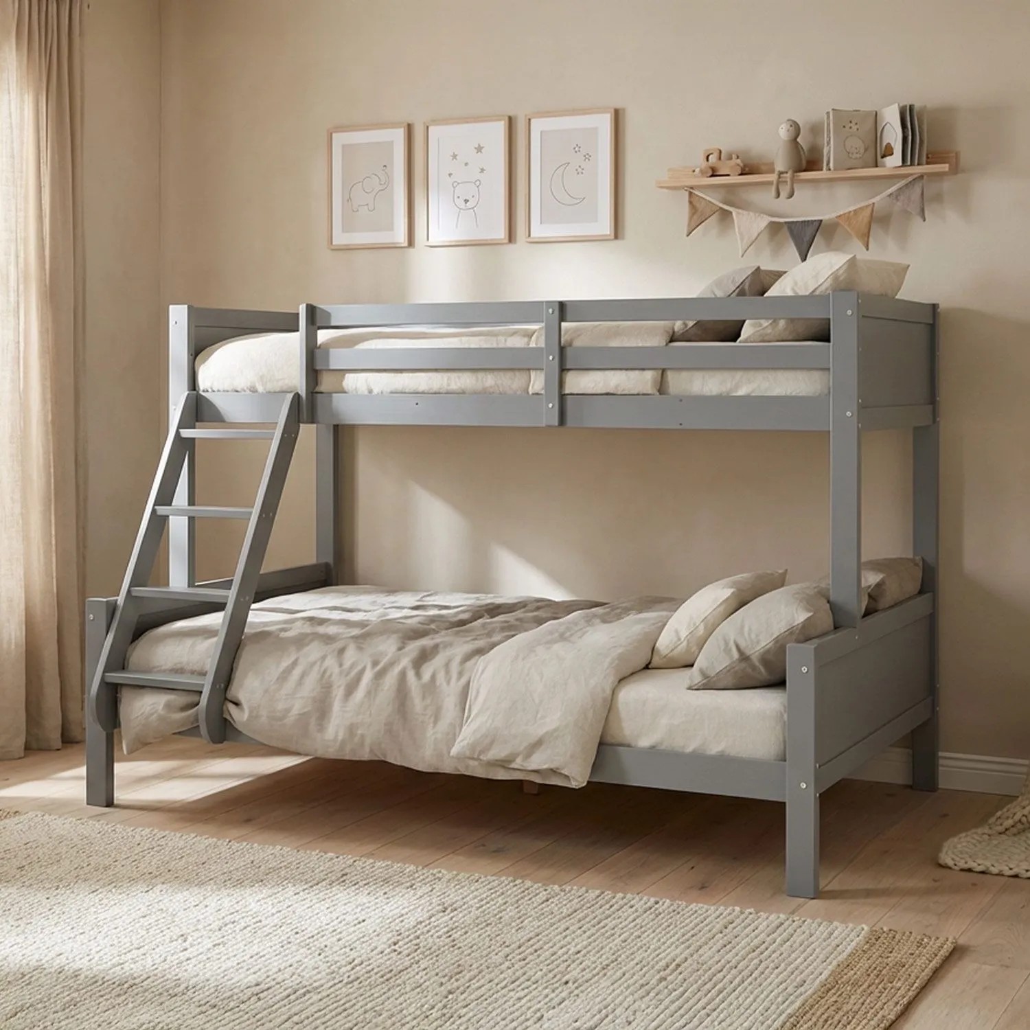 Graues Etagenbett aus Kiefernholz mit Leiter und zwei Liegeflächen (90x200, 140x200) im Kinderzimmer.