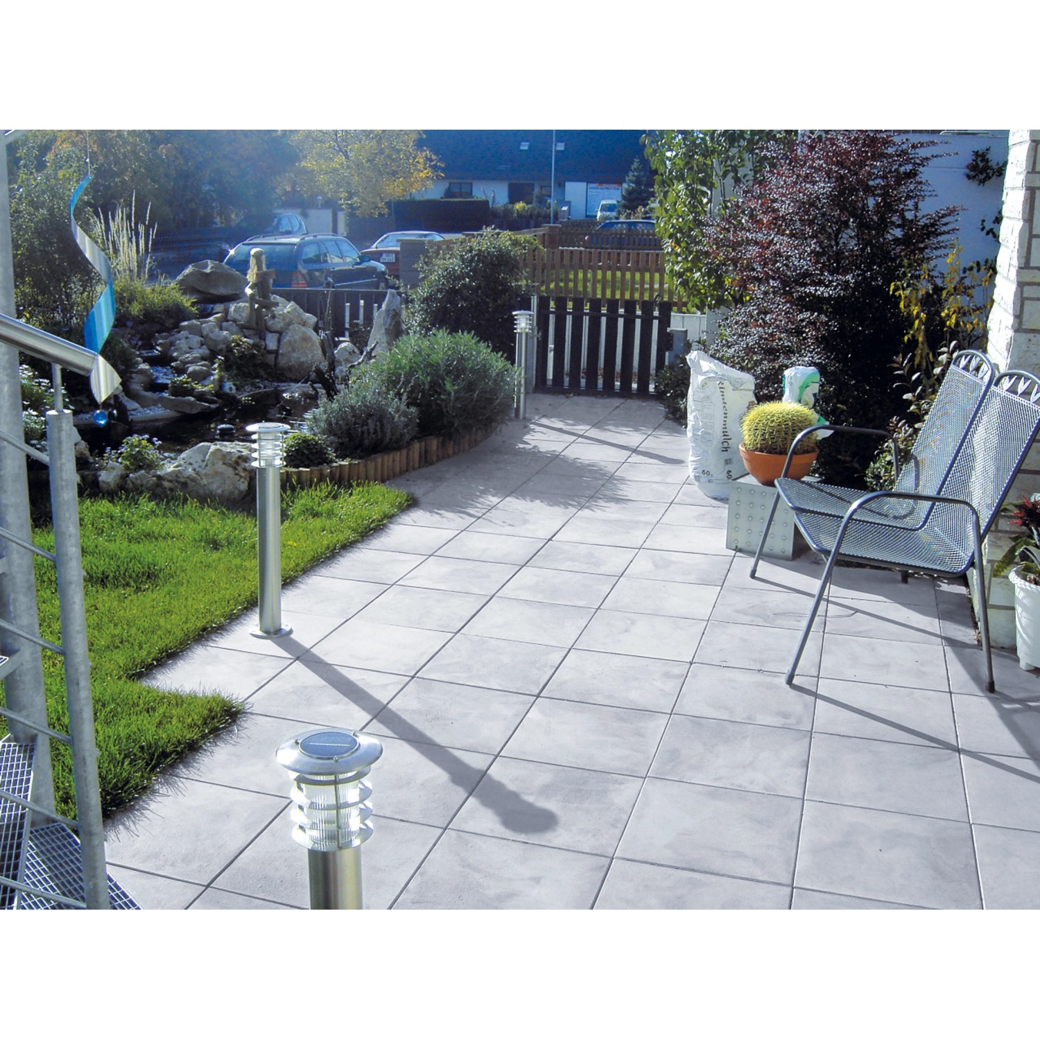 Verlegte Diephaus Terrassenplatten Nano Tec Weiß-Schwarz 40x40 cm im Garten.