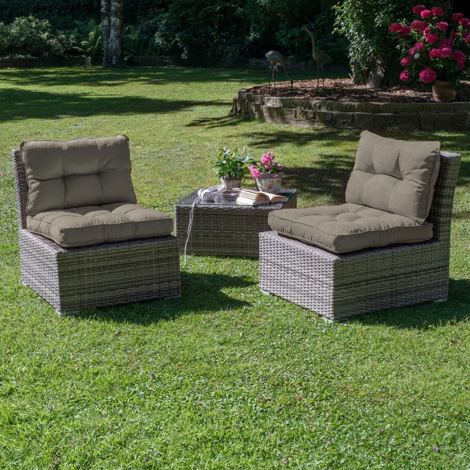 Beautissu Loungekissen Flair Outdoor Rücken, 60x40cm, hellgrau, auf Gartenmöbeln im Grünen.