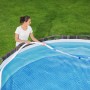 Frau reinigt Pool mit Flowclear Aquasweeper Poolsauger bis 670 cm.