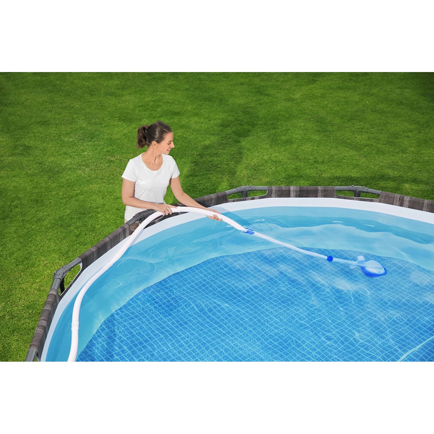 Frau reinigt Pool mit Flowclear Aquasweeper Poolsauger bis 670 cm.