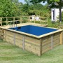 Karibu Holzpool mit blauer Innenhülle, Terrasse und Leiter im Garten.