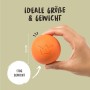 Orangefarbener Rudelkönig Hundeball aus Naturkautschuk, 6,5 cm, mit Krone in der Hand.