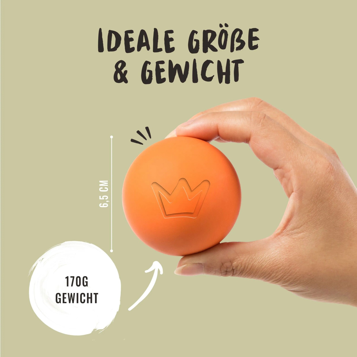 Orangefarbener Rudelkönig Hundeball aus Naturkautschuk, 6,5 cm, mit Krone in der Hand.