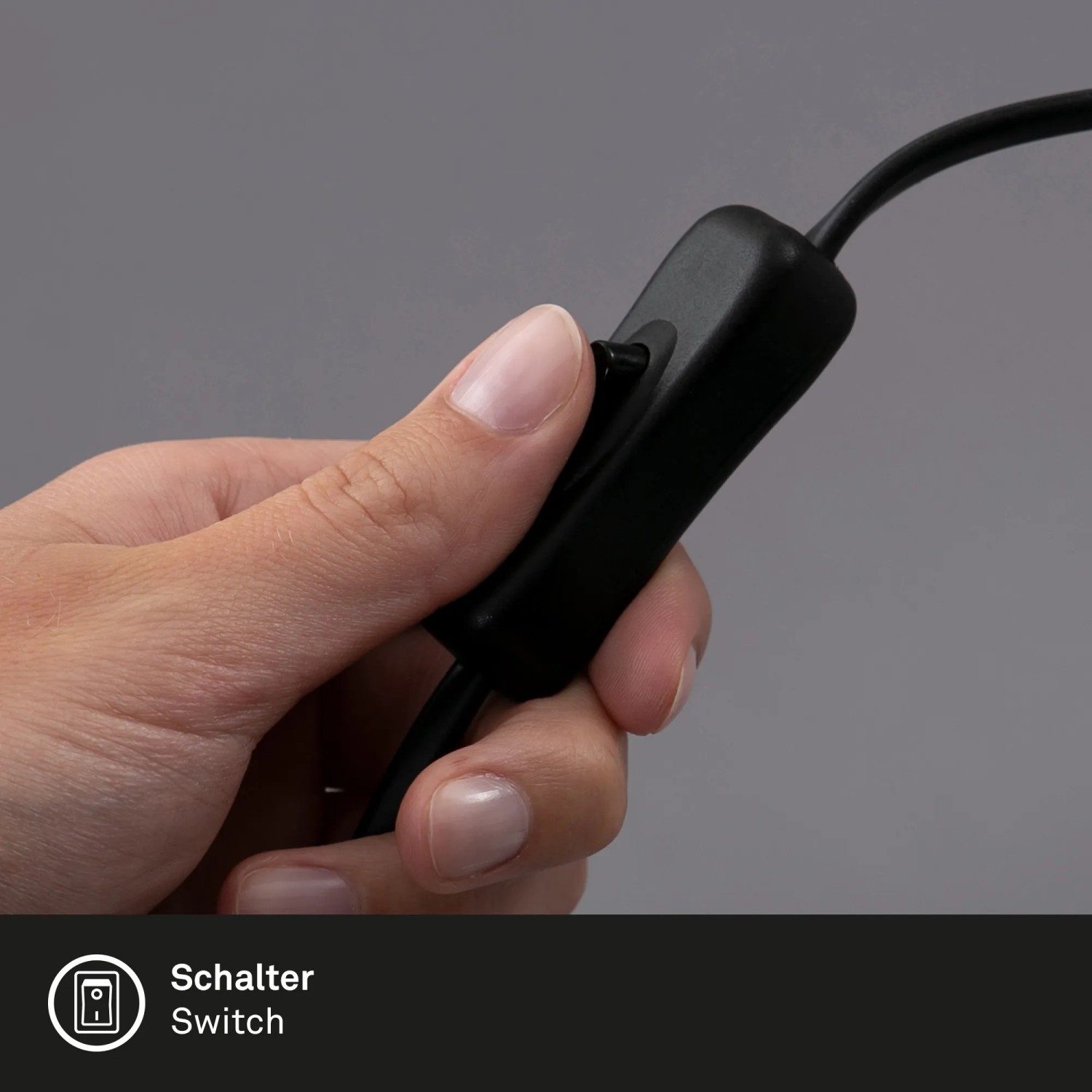 Detailaufnahme des Kabelschalters der schwarzen Brilo Tischleuchte Noa in Bedienung.