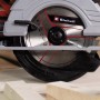 Einhell Handkreissäge mit 190 mm HM Sägeblatt Z30 beim Sägen von Holz.